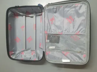 Maleta de viaje con diseño de etiquetas