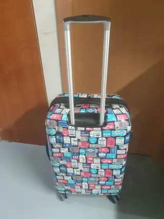 Maleta de viaje con diseño de etiquetas