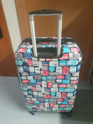 Maleta de viaje con diseño de etiquetas