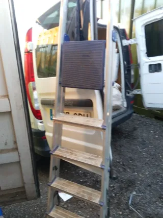 Escalera de aluminio plegable