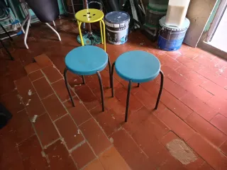 Dos taburetes azules y amarillos