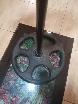 Ventilador de pie giratorio plateado