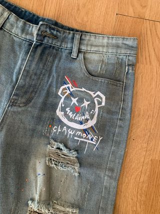 Shorts vaqueros con rotos y dibujo