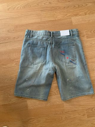 Shorts vaqueros con rotos y dibujo