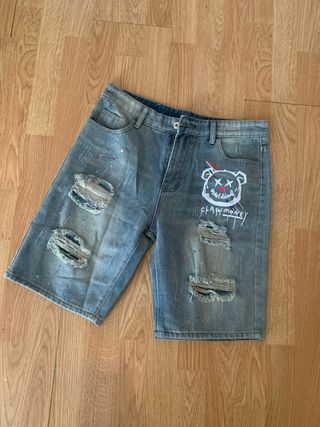 Shorts vaqueros con rotos y dibujo