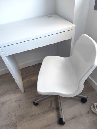 Escritorio blanco con silla