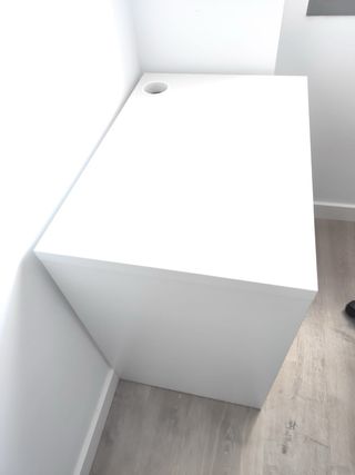 Escritorio blanco con silla