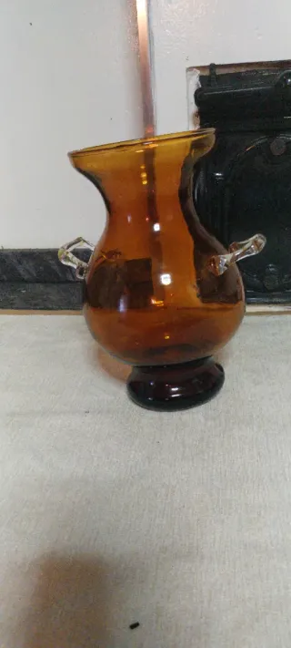 Jarrón de cristal ámbar con asas