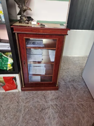 Mueble vitrina de madera y cristal