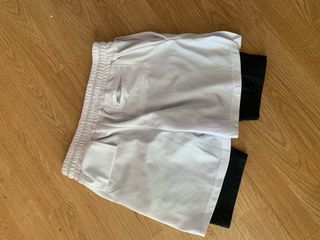 Pantalones cortos deportivos blancos y negros
