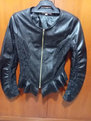 Chaqueta polipiel negra con encaje Talla S