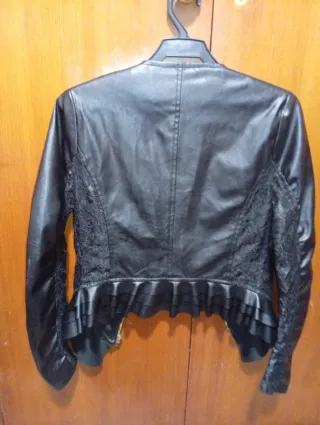 Chaqueta polipiel negra con encaje Talla S