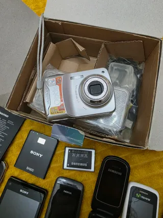 LOTE DE TELÉFONOS Y UNA CÁMARA