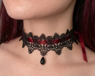 Girocollo gotico nero con nastro rosso
