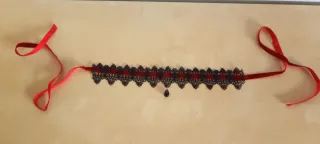 Girocollo gotico nero con nastro rosso
