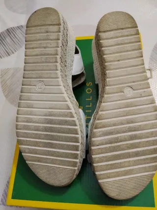 Sandalias plateadas con flores blancas