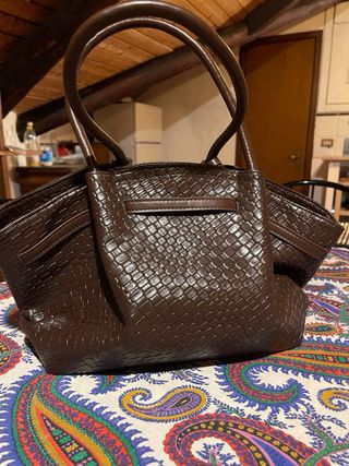 Borsa intrecciata marrone dallo stile vintage.