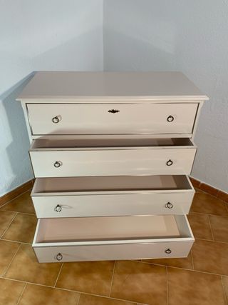 Cómoda beige con detalles dorados