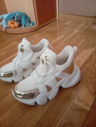 Deportivas blancas y doradas