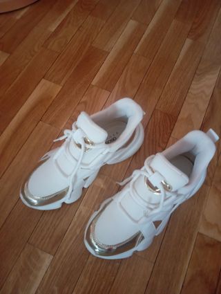 Deportivas blancas y doradas
