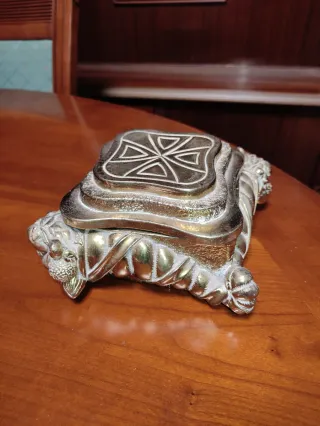 Joyero con diseño labrado