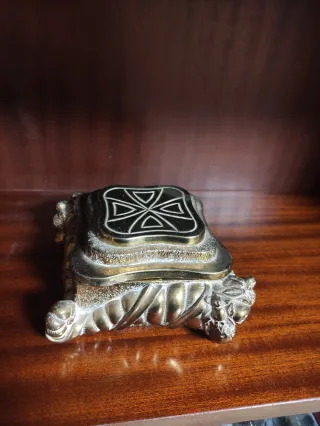 Joyero con diseño labrado