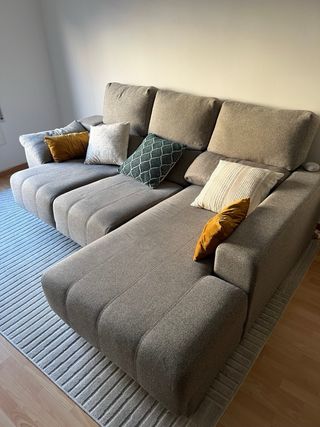 Sofá modular gris con cojines