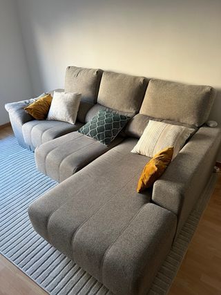 Sofá modular gris con cojines