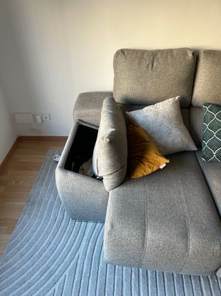 Sofá modular gris con cojines