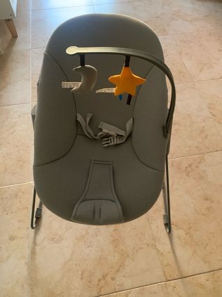Mecedora para bebé con juguetes
