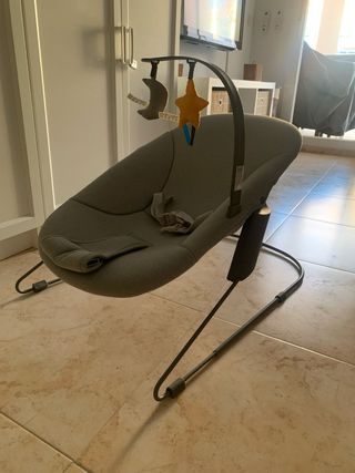 Mecedora para bebé con juguetes