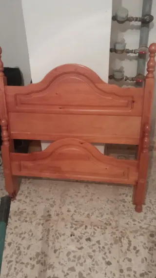 Cabecero de madera marrón