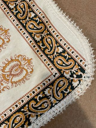 Copriletto beige e multicolor