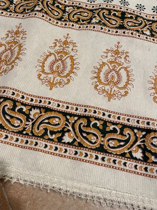 Copriletto beige e multicolor