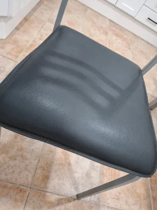 Mesa de cristal y 4 sillas metálicas