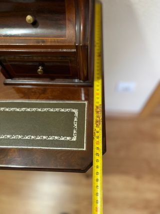 Escritorio clásico de madera