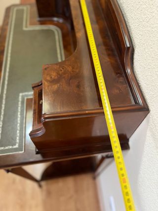 Escritorio clásico de madera