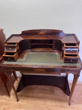 Escritorio clásico de madera