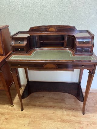 Escritorio clásico de madera