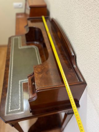 Escritorio clásico de madera