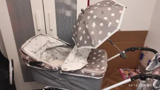 Carro de muñecas con sombrilla