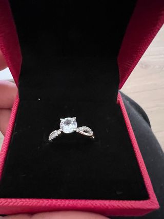 Anillo de compromiso con circonita