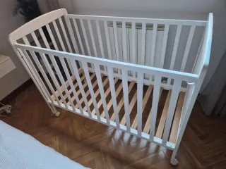 Cuna bebé blanca + colchón y sábanas