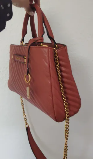 Bolso Guess color rojo teja