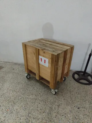 Caja de madera con ruedas industriales