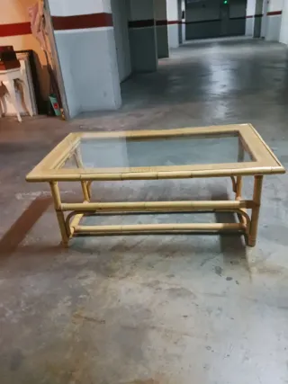 Mesa de centro de bambú y cristal