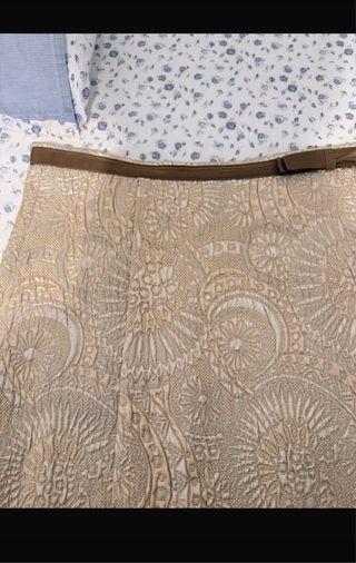 Gonna dorata con ricamo