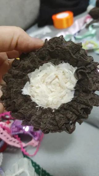 Tocado de encaje para niña