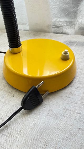 Flexo de escritorio amarillo y negro