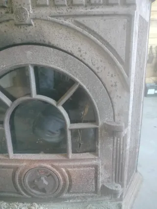 Estufa de leña antigua de hierro fundido